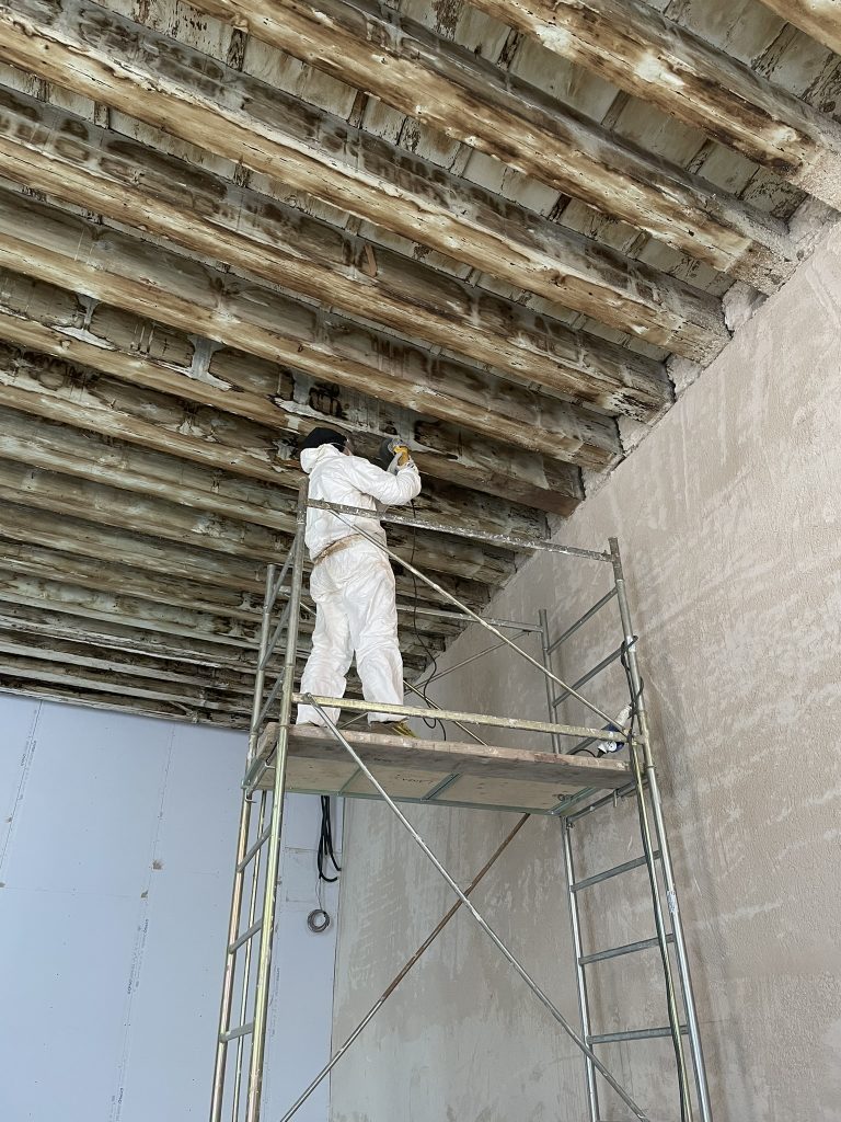 Spazzolatura e pulizia travi