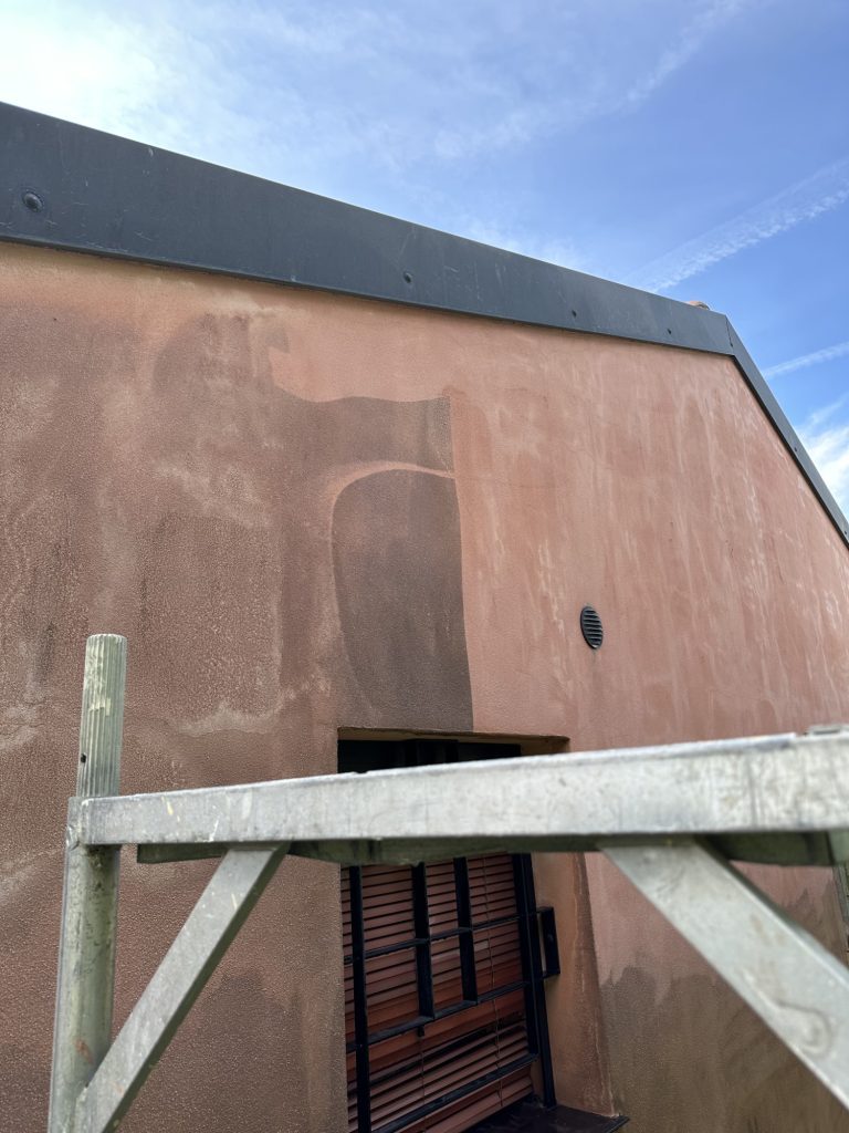 Lavori di rifacimento e sanificazione facciata